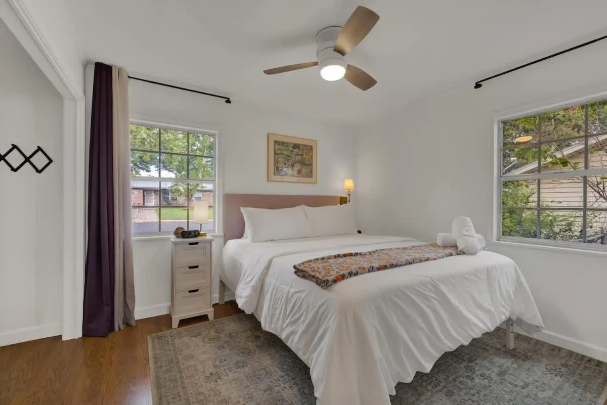 Bed in Elegant and Stylish Glenmoor Abode - 5 min to Town