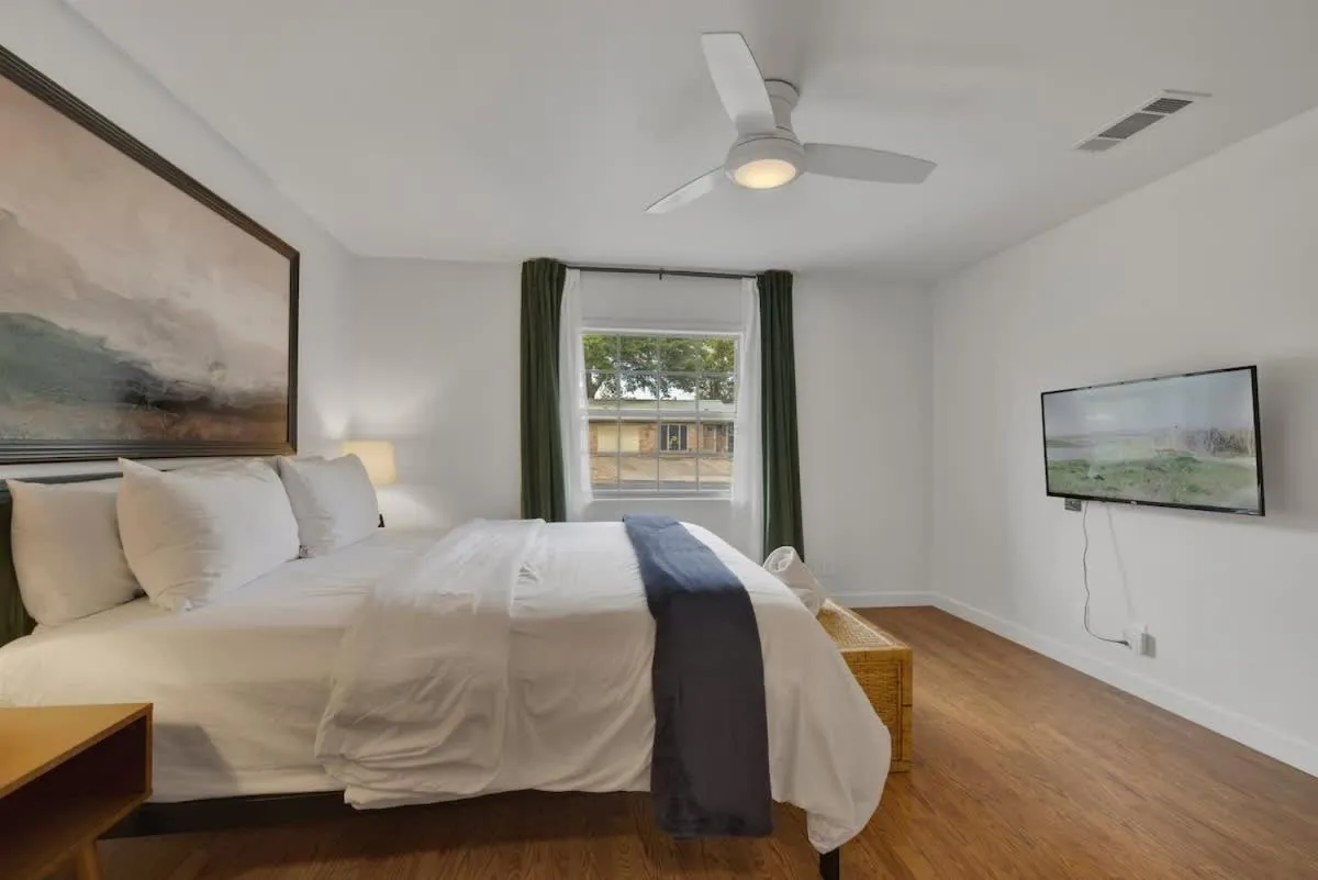 Bed in Elegant and Stylish Glenmoor Abode - 5 min to Town