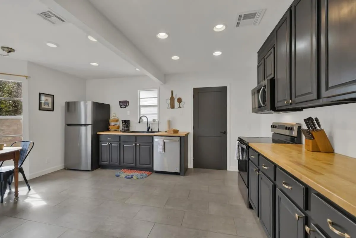 Kitchen or kitchenette in Elegant and Stylish Glenmoor Abode - 5 min to Town