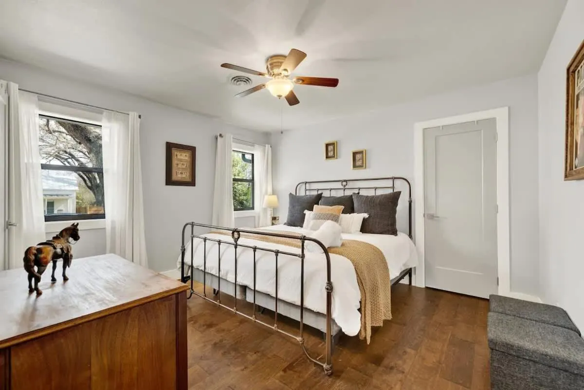 Bed in Das Weinhaus Pool & Hot Tub - Walk to Main St