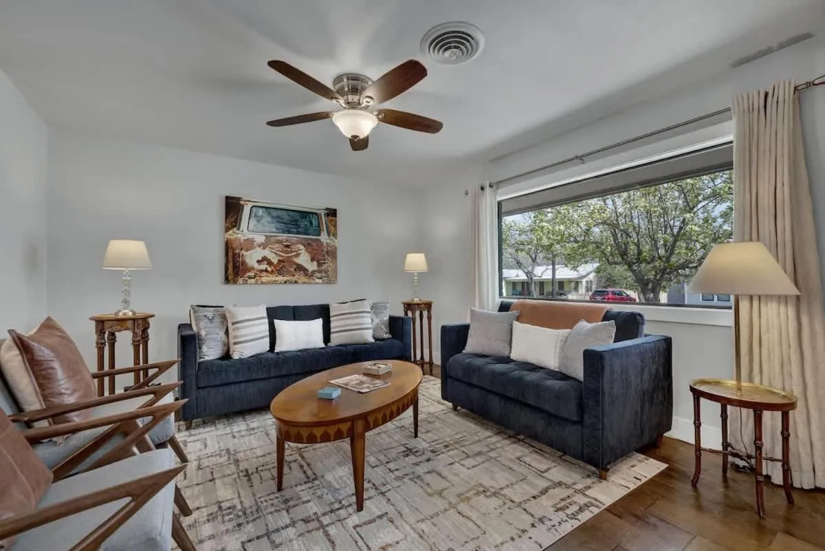 Living room in Das Weinhaus Pool & Hot Tub - Walk to Main St