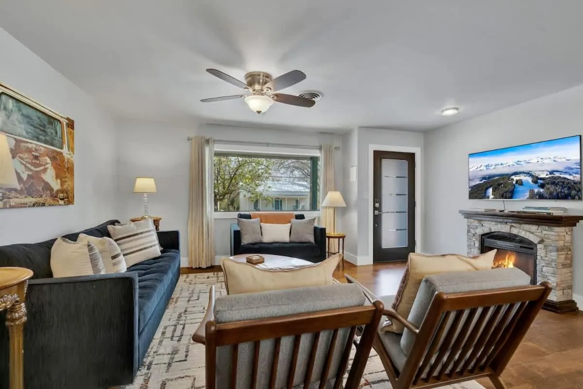 TV and multimedia in Das Weinhaus Pool & Hot Tub - Walk to Main St