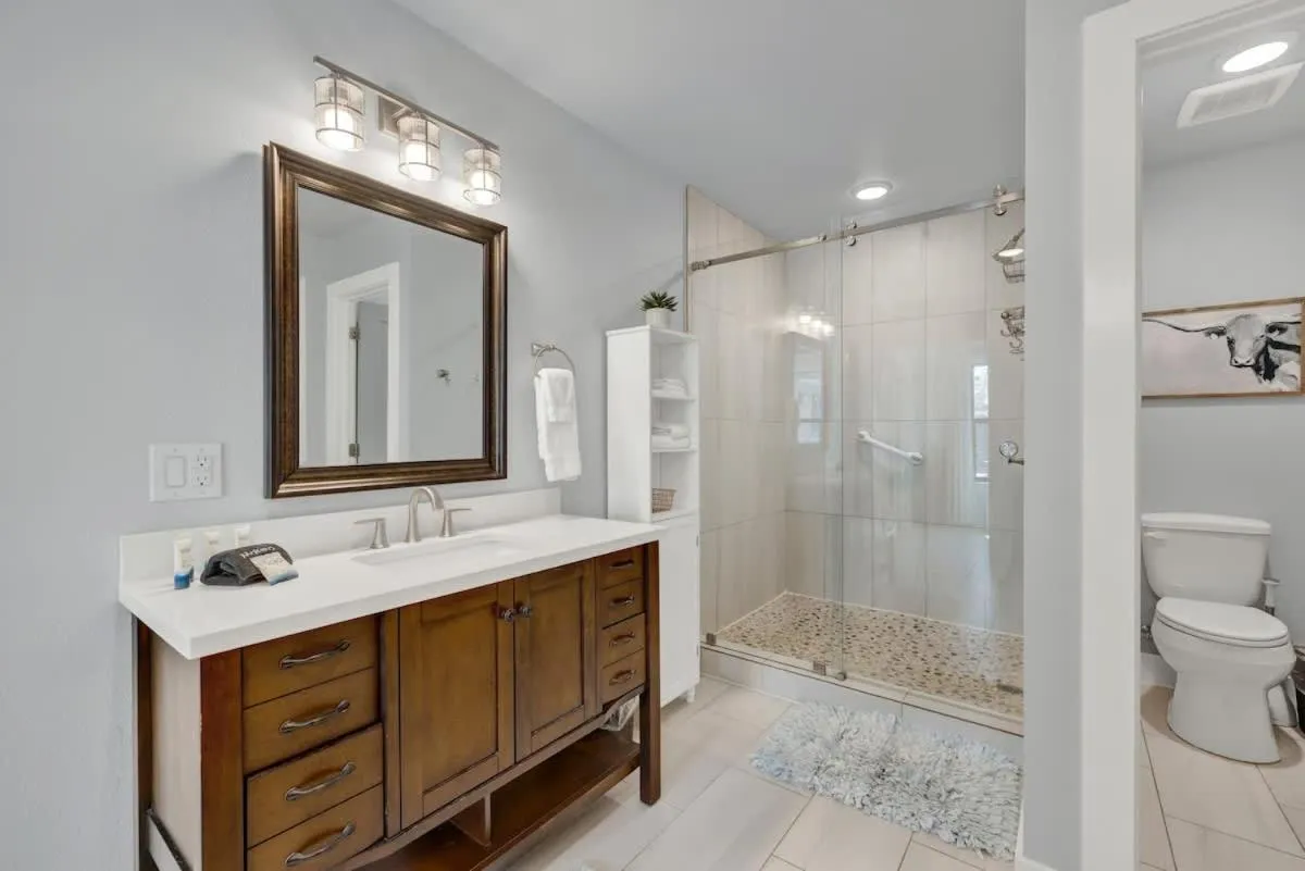 Shower in Das Weinhaus Pool & Hot Tub - Walk to Main St