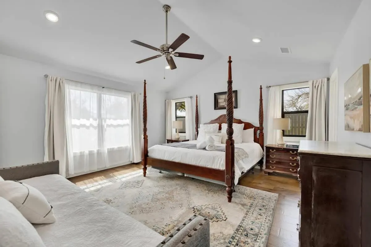 Bed in Das Weinhaus Pool & Hot Tub - Walk to Main St