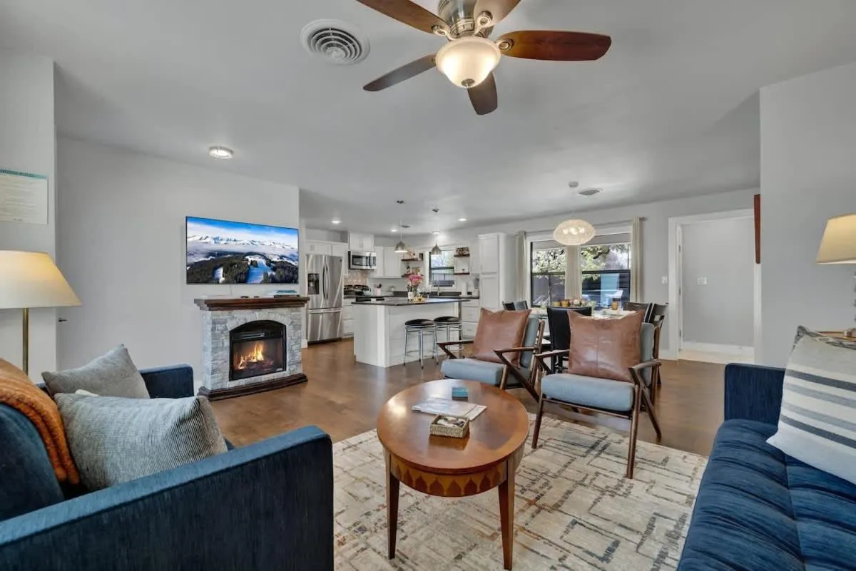 TV and multimedia in Das Weinhaus Pool & Hot Tub - Walk to Main St