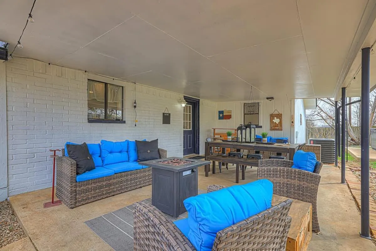 Living room in Bayer Guest Haus-Hot Tub and Fire Pit
