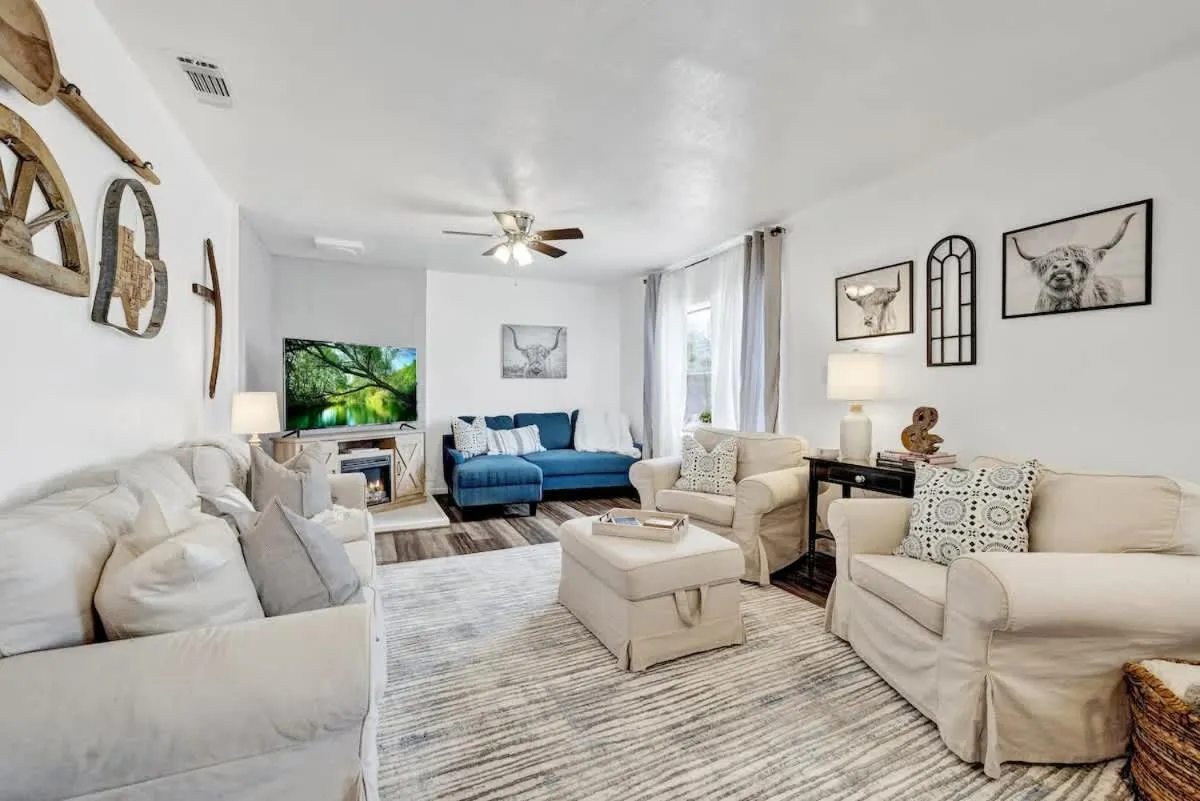 Living room in Bayer Guest Haus-Hot Tub and Fire Pit