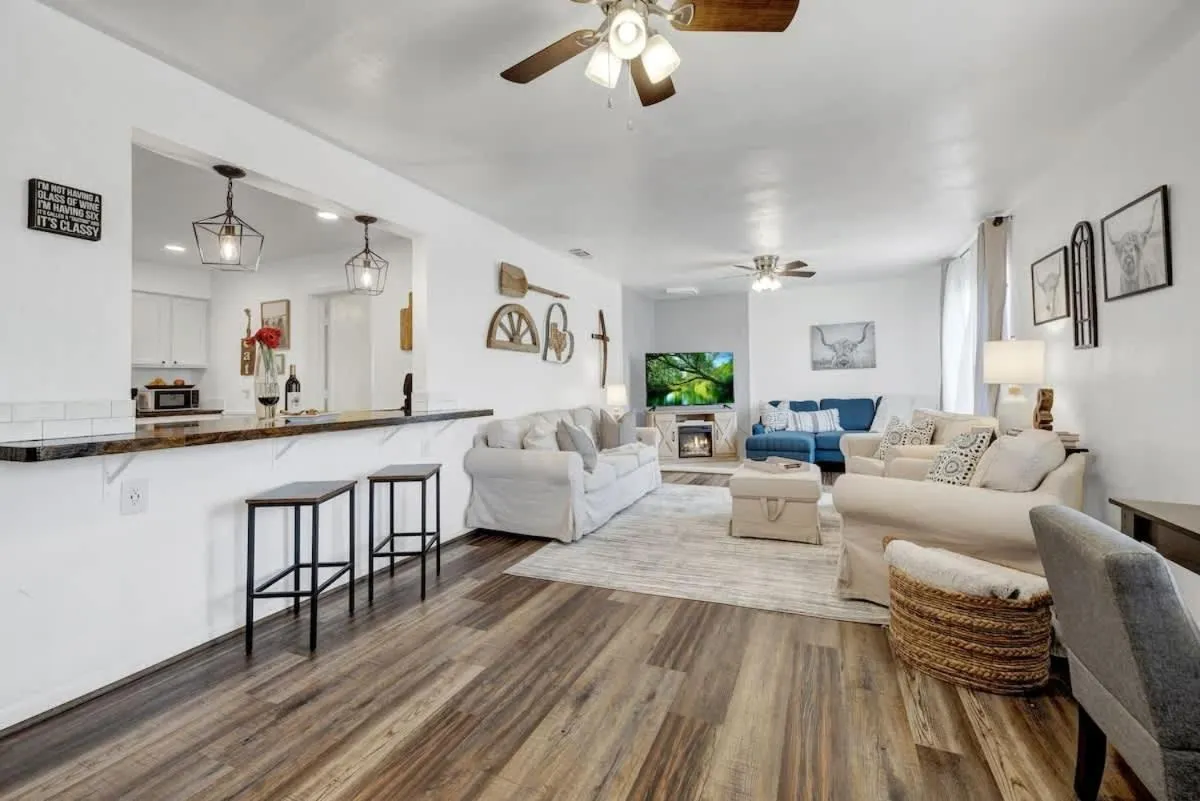Living room in Bayer Guest Haus-Hot Tub and Fire Pit