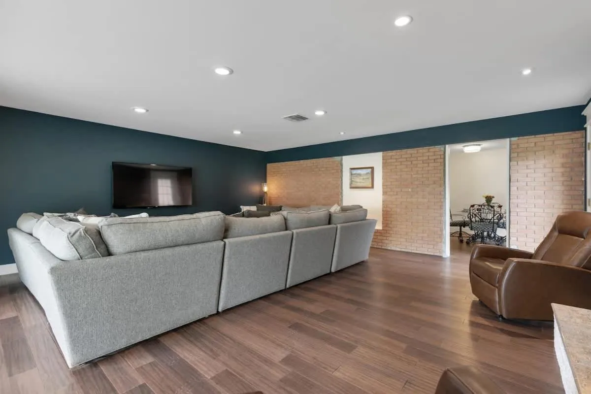 TV and multimedia in Gorgeous Home with Grill 5Min from MainSt!