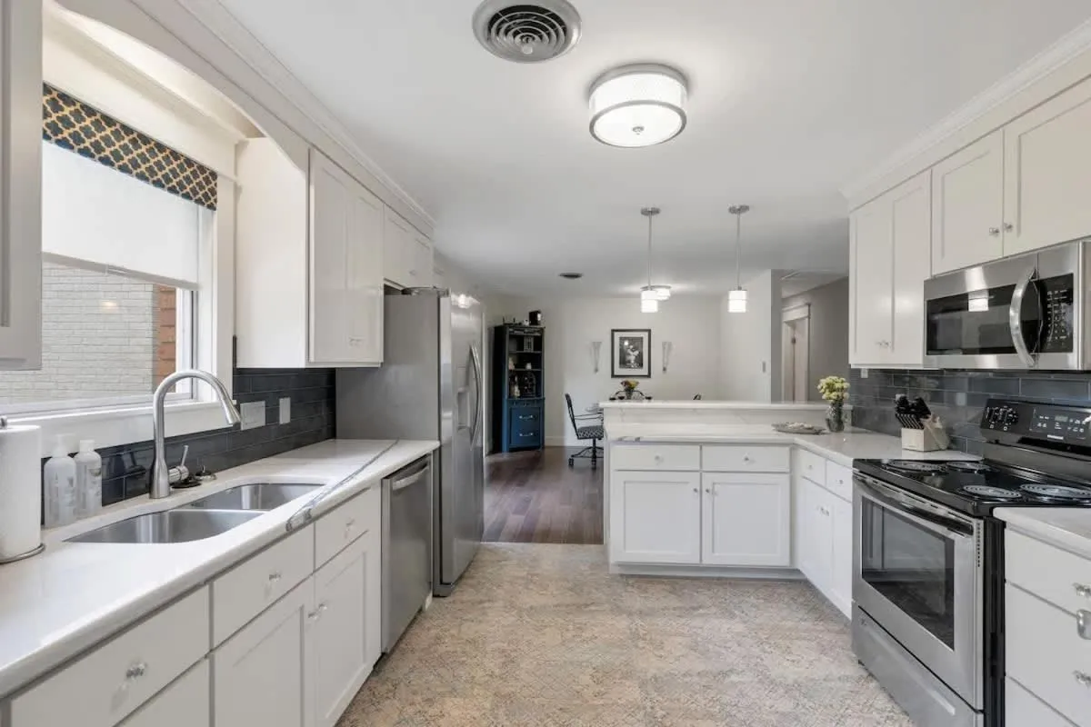 Kitchen or kitchenette in Gorgeous Home with Grill 5Min from MainSt!