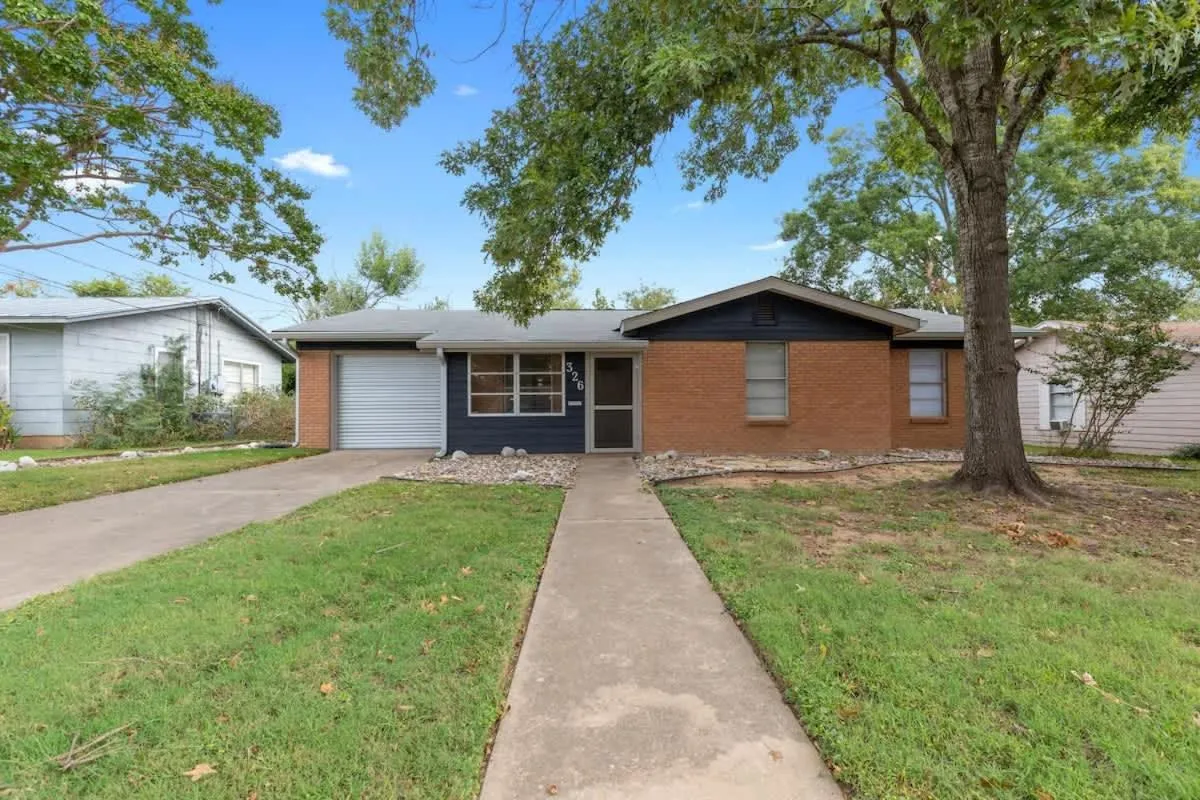 Property building in Gorgeous Home with Grill 5Min from MainSt!