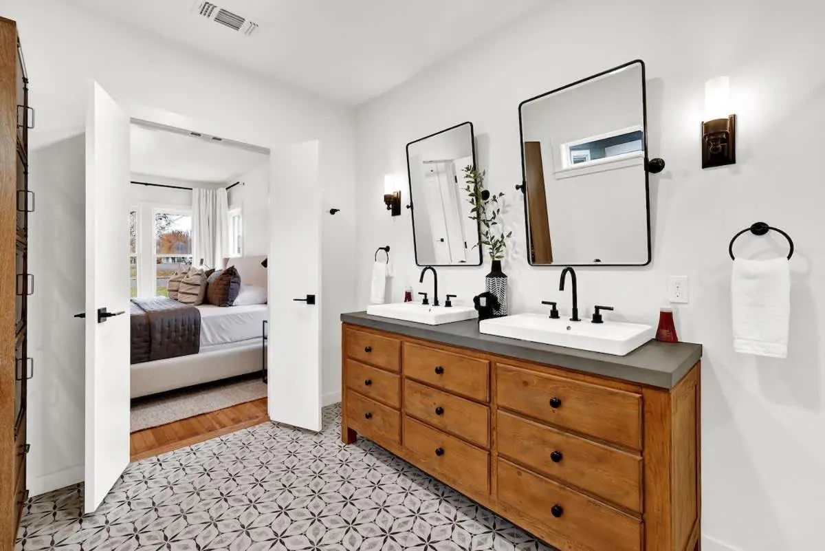 Bed in Harley House with Hot Tub & Grill - Historic District