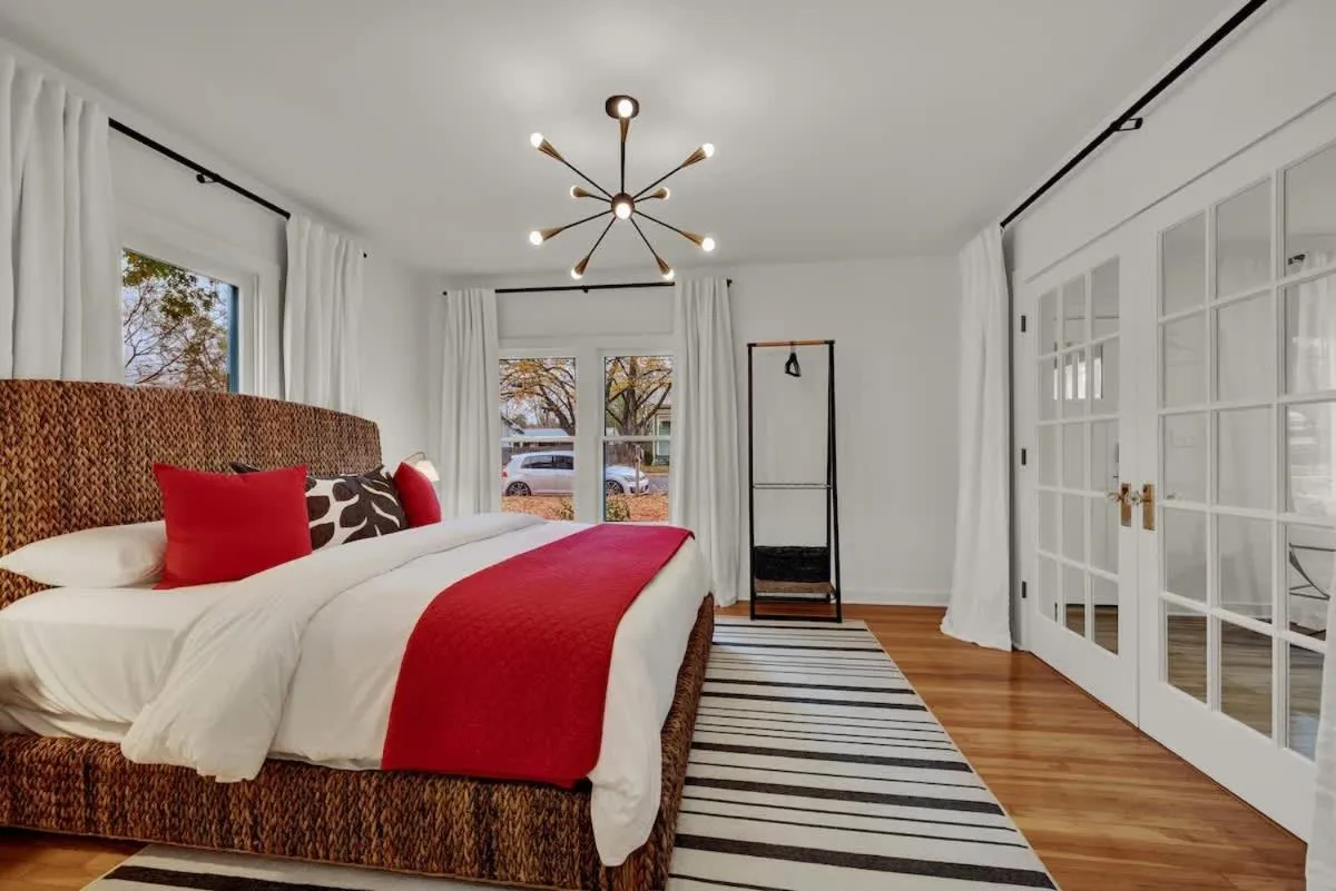 Bed in Harley House with Hot Tub & Grill - Historic District