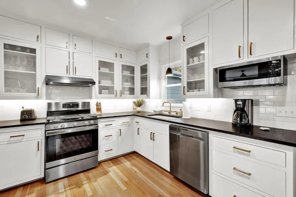 Coffee/tea facilities in Harley House with Hot Tub & Grill - Historic District