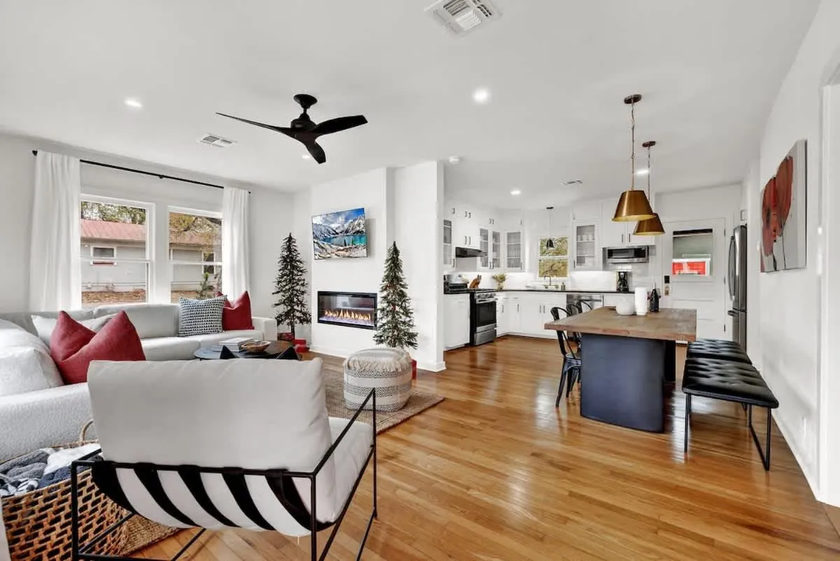 TV and multimedia in Harley House with Hot Tub & Grill - Historic District