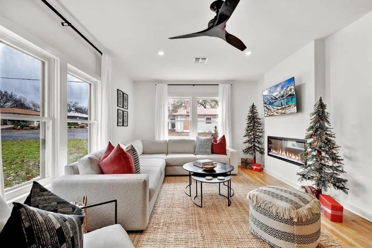 TV and multimedia in Harley House with Hot Tub & Grill - Historic District