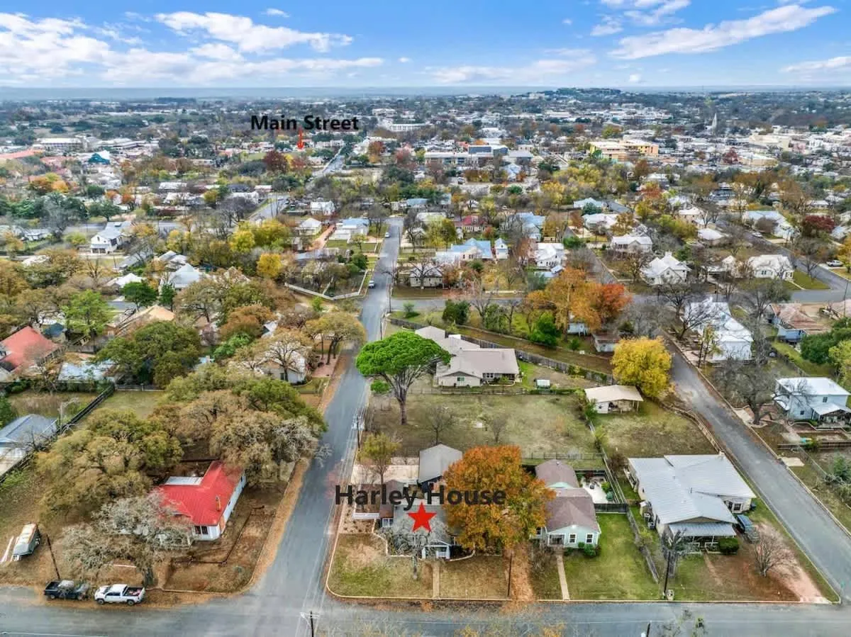 Property building in Harley House with Hot Tub & Grill - Historic District