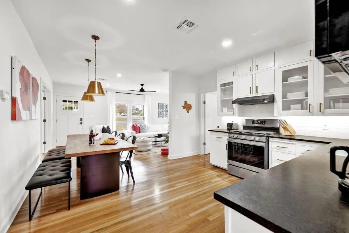 Kitchen or kitchenette in Harley House with Hot Tub & Grill - Historic District