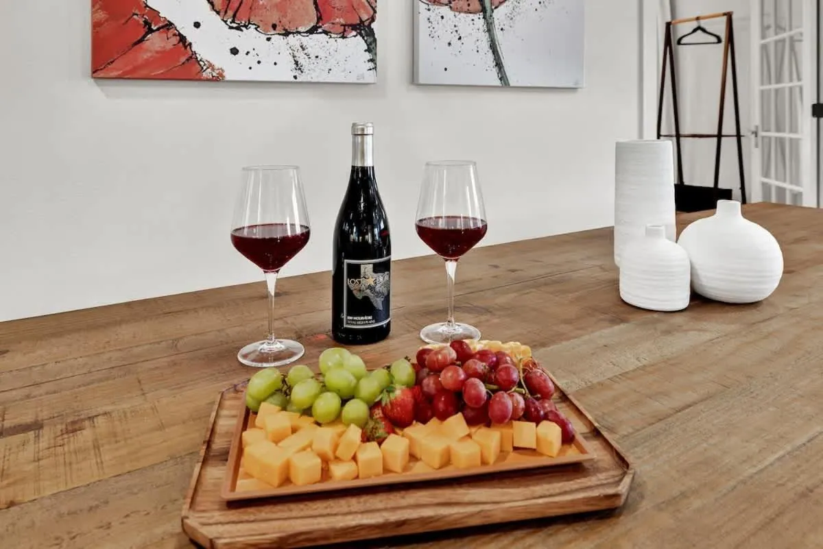 Food and drinks in Harley House with Hot Tub & Grill - Historic District