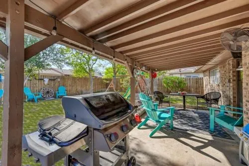 Kerrville Hidden Gem with Firepit and Grill - Great Location