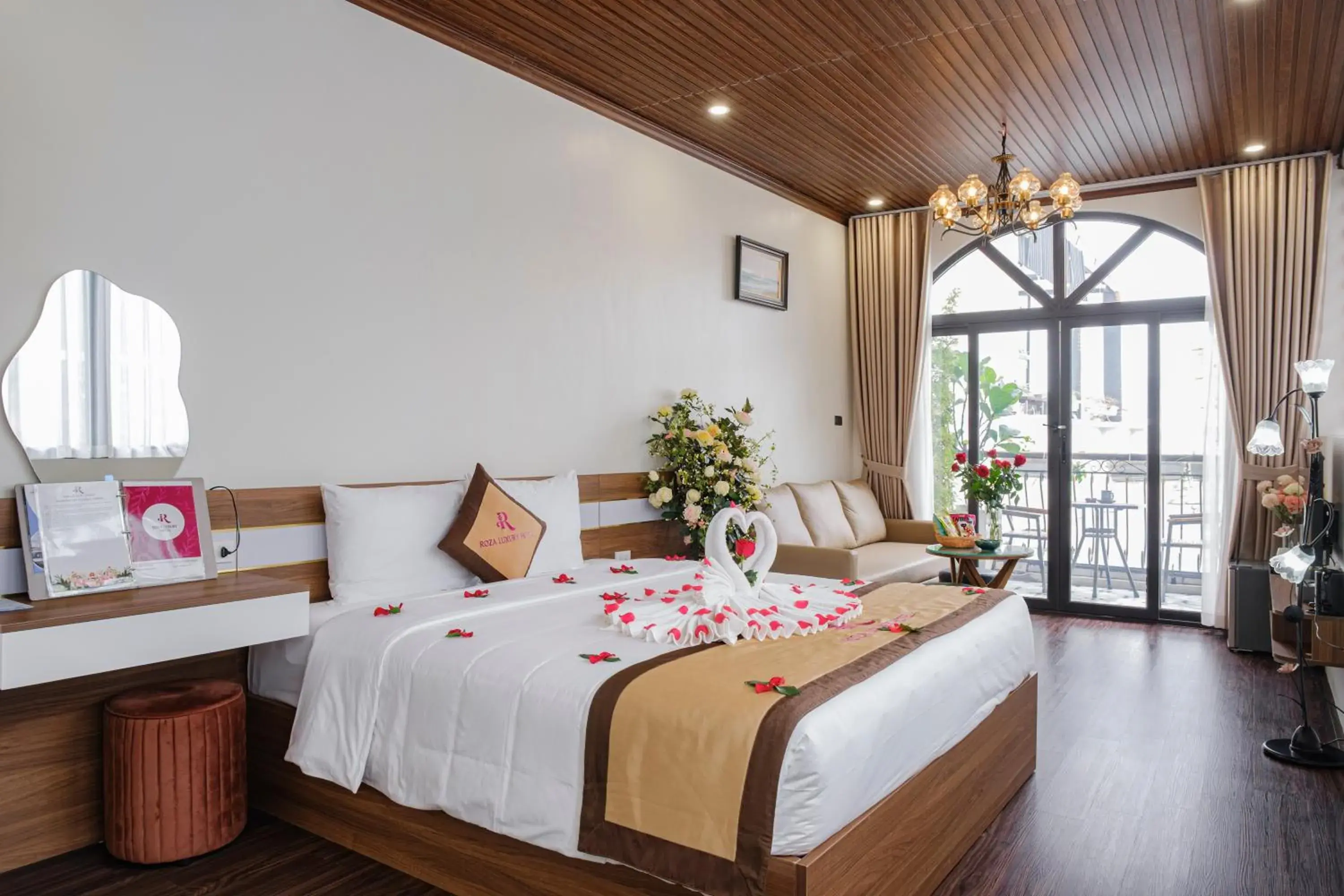 Executive Suite in Roza Palace Cat Ba Executive Suite in Roza Palace Cat Ba