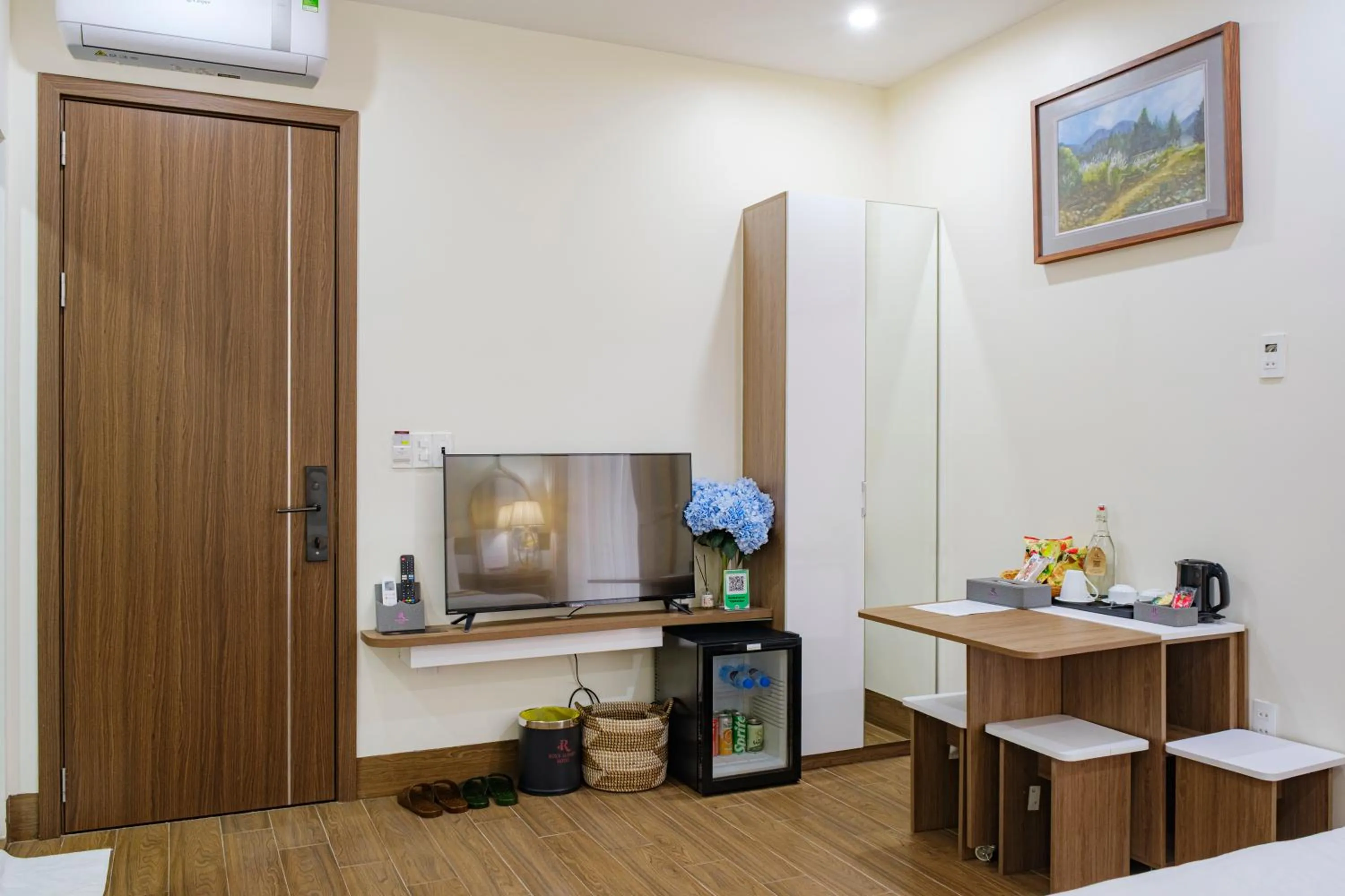 TV and multimedia in Roza Palace Cat Ba