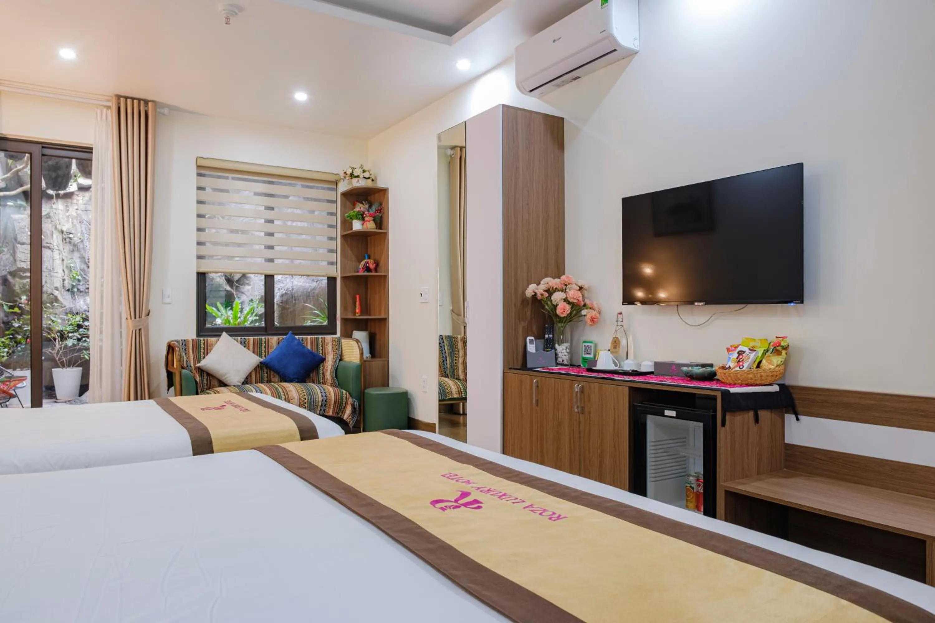 Bed in Roza Palace Cat Ba