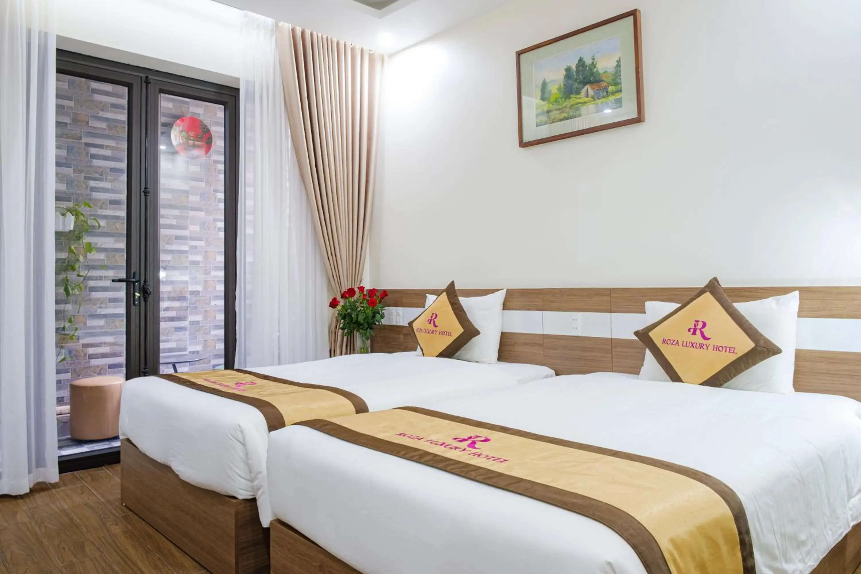 Twin Room with Bathroom in Roza Palace Cat Ba Twin Room with Bathroom in Roza Palace Cat Ba