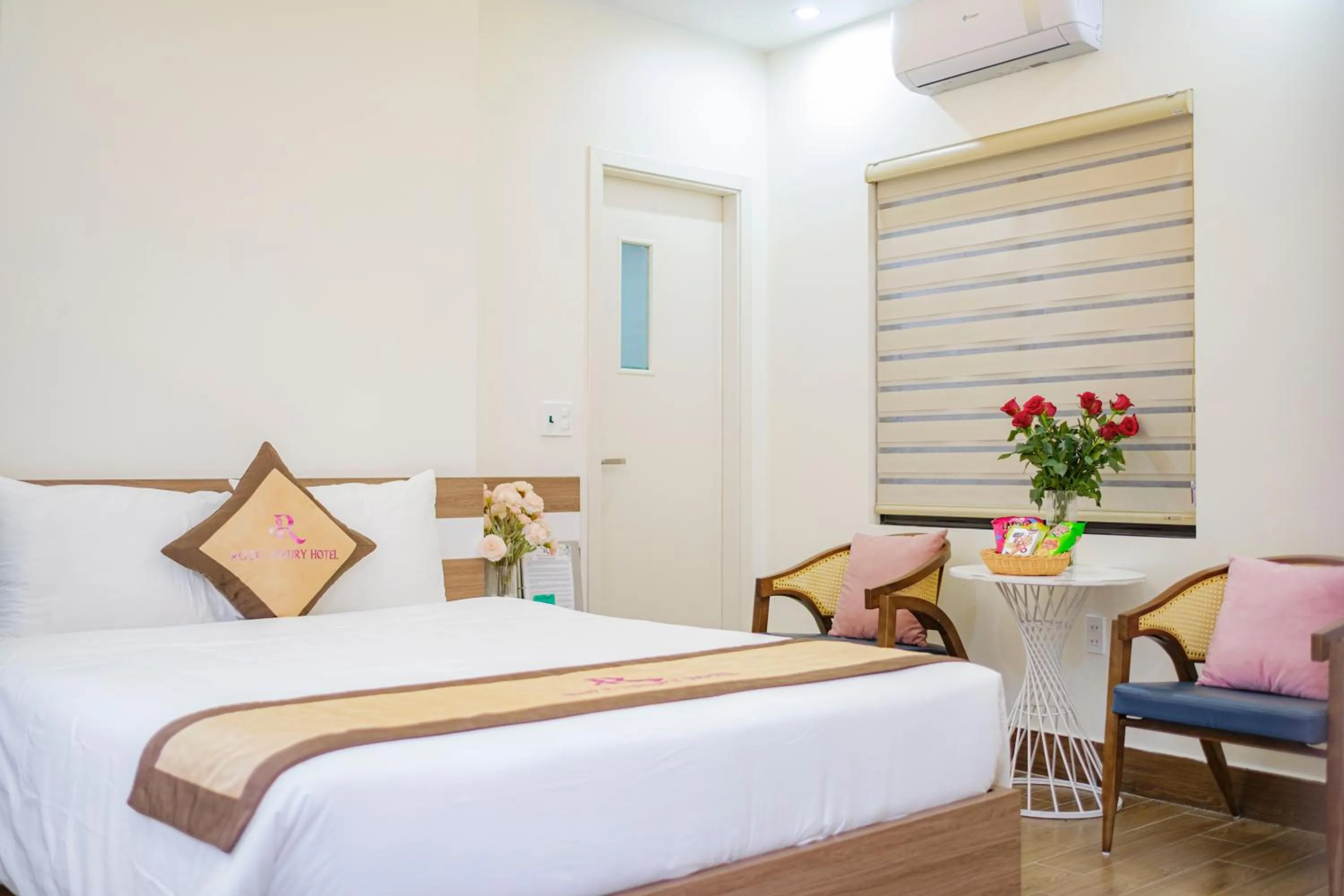 Bed in Roza Palace Cat Ba