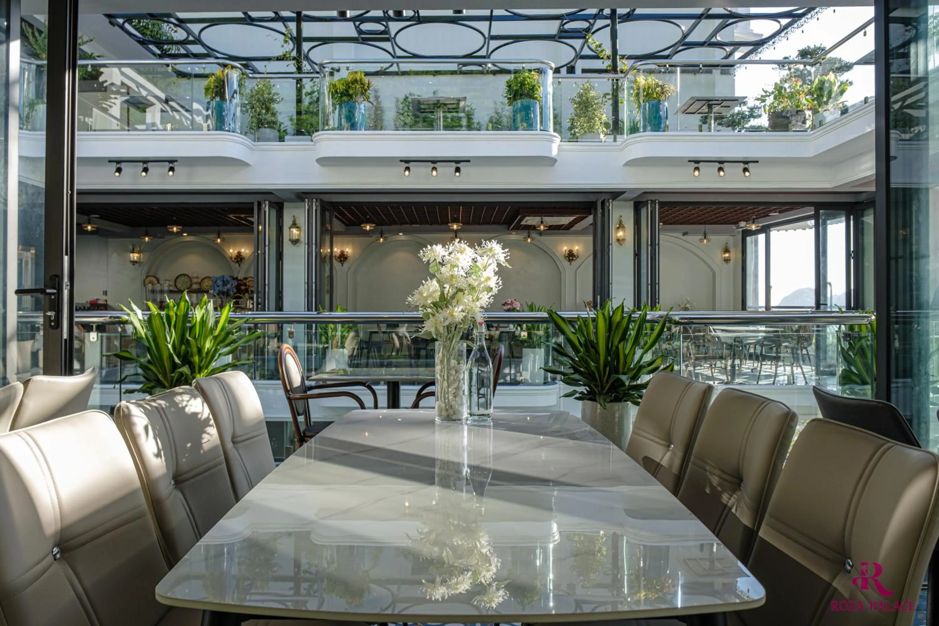 Restaurant/places to eat in Roza Palace Cat Ba