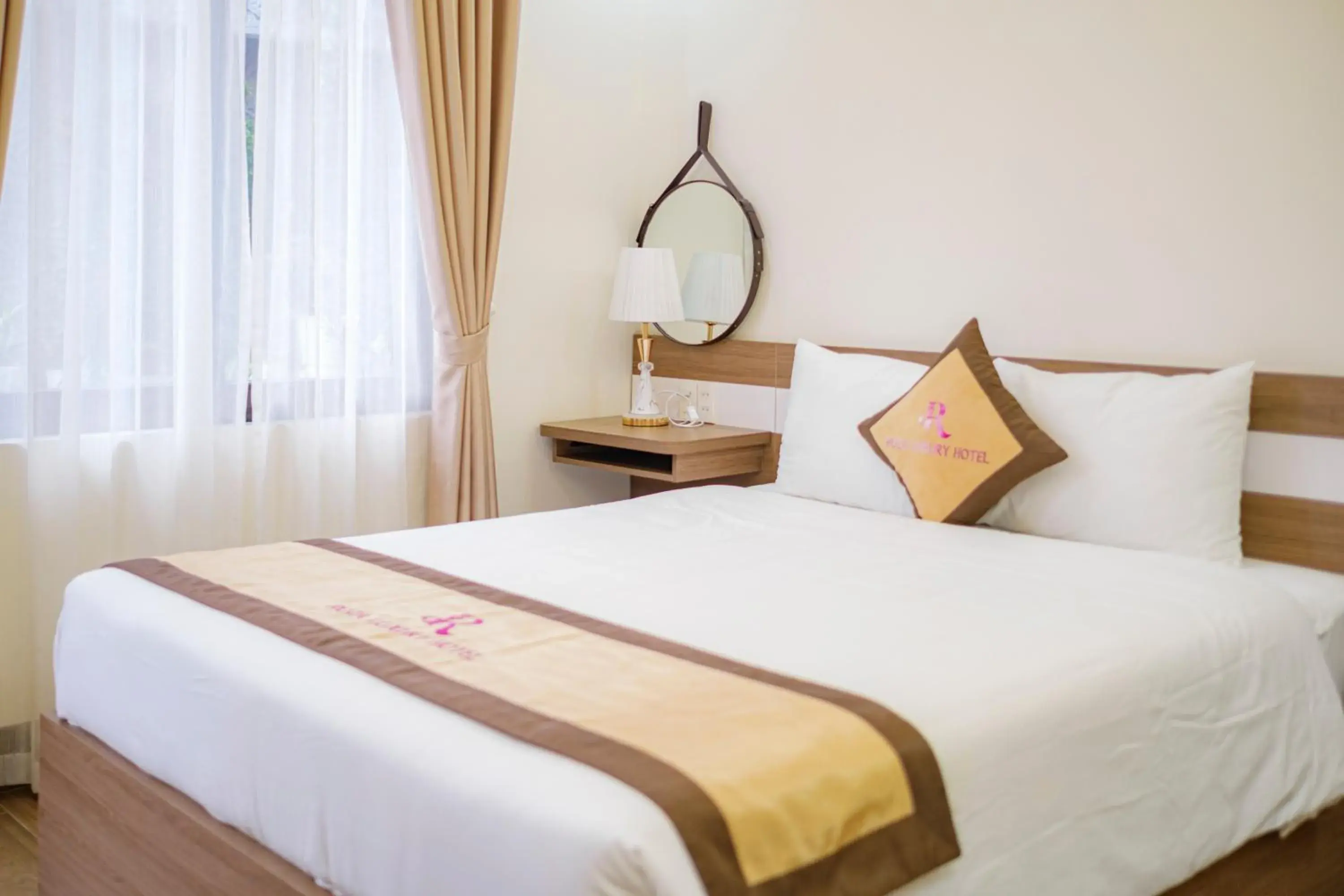 Standard Queen Room in Roza Palace Cat Ba Standard Queen Room in Roza Palace Cat Ba