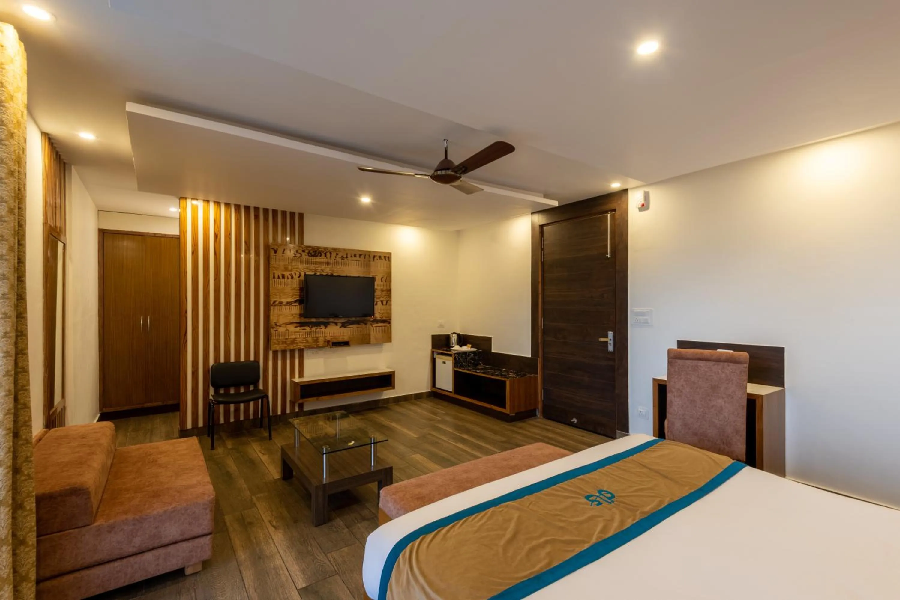 Communal lounge/ TV room, TV/Entertainment Center in Meghavan Resort By DLS Hotels