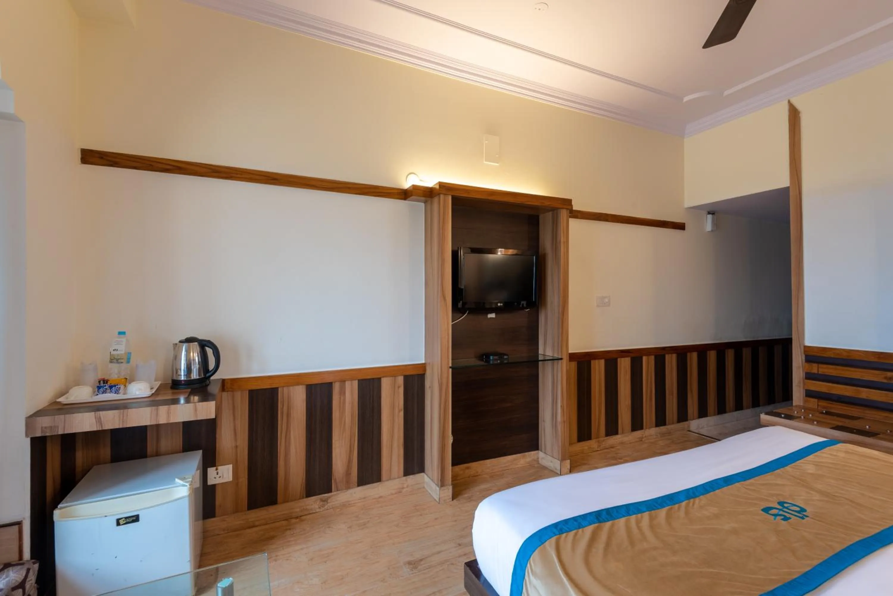 Bed, TV/Entertainment Center in Meghavan Resort By DLS Hotels