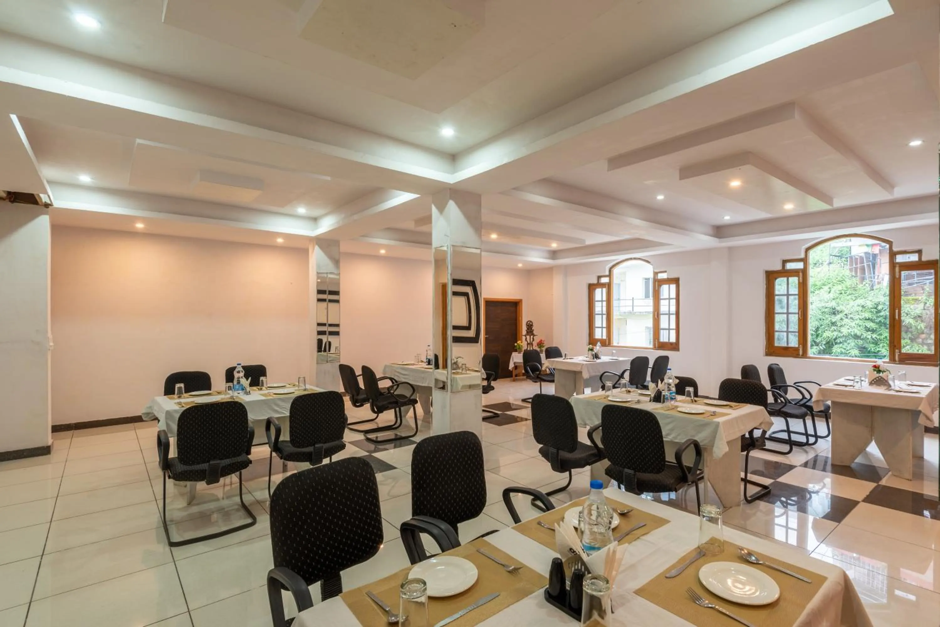 Restaurant/Places to Eat in Meghavan Resort By DLS Hotels