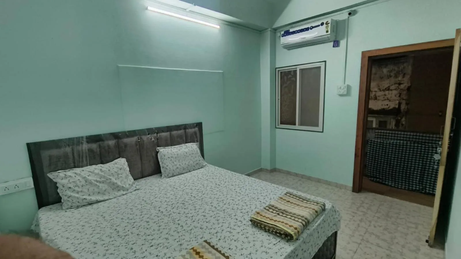 Bedroom, Bed in Nain Guest House