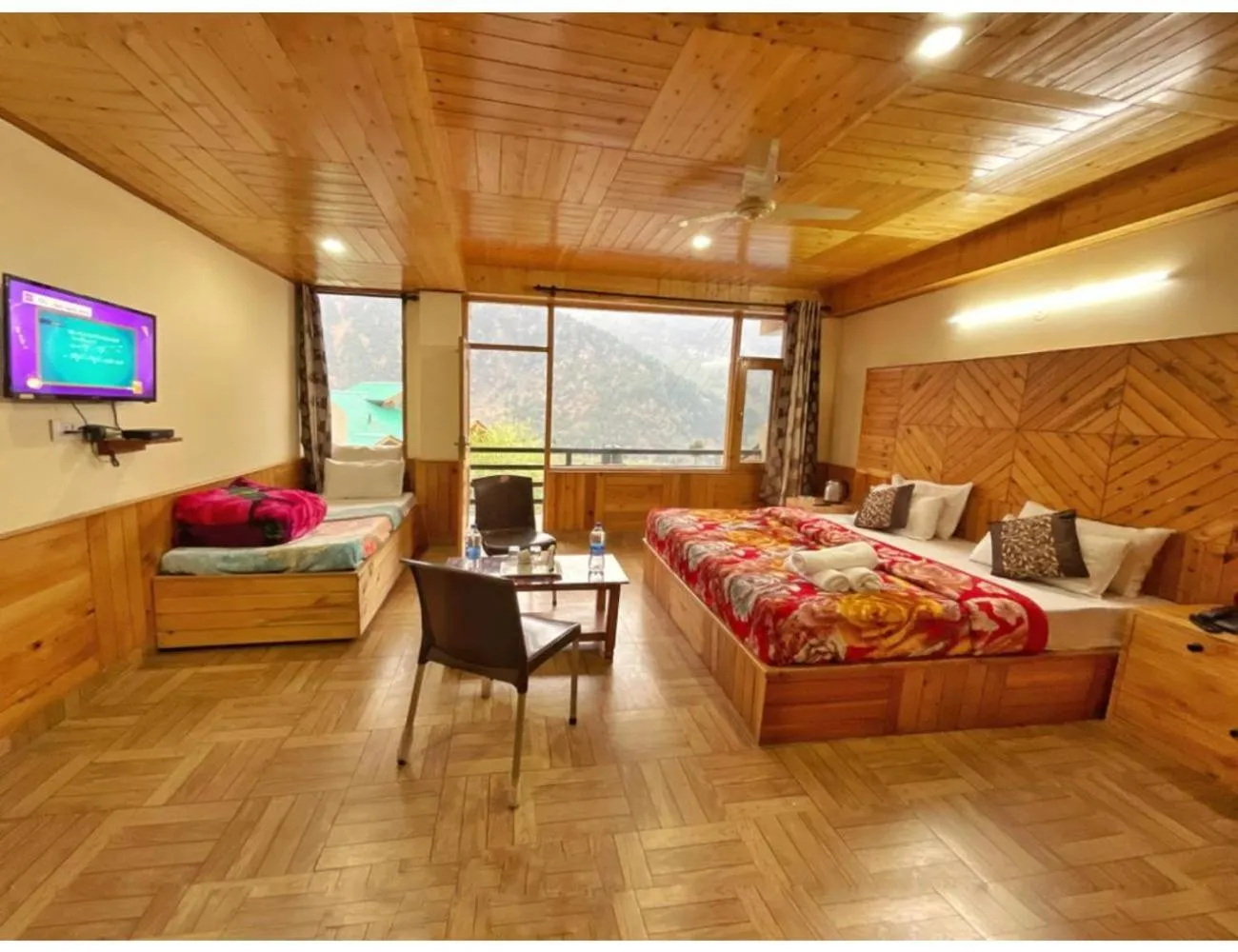 Communal lounge/ TV room, Bed in Hotel Him Paradise, Manali