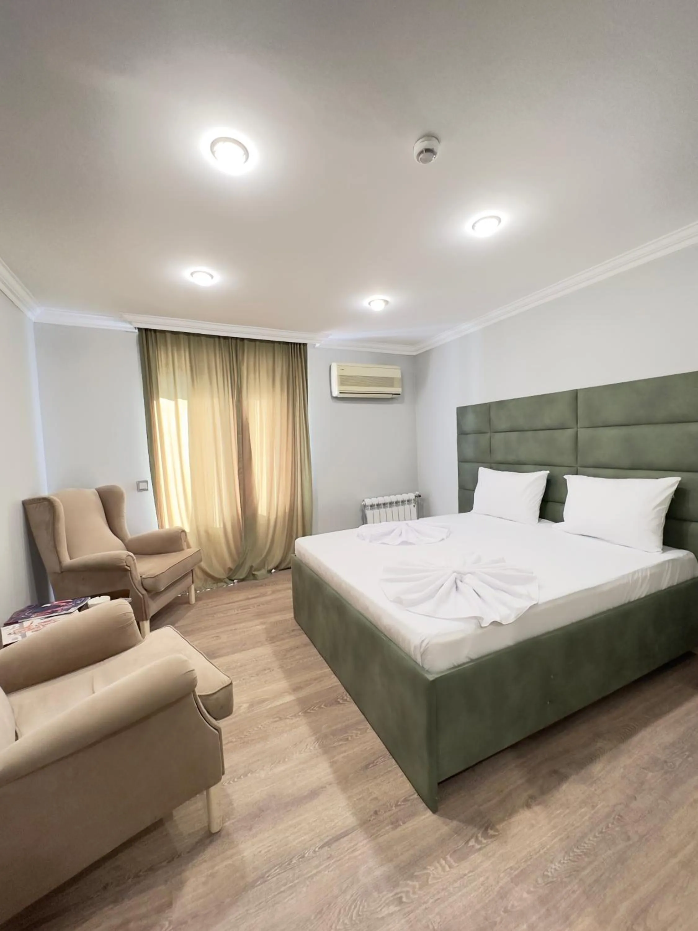 Photo of the whole room, Bed in RoseMary Inn