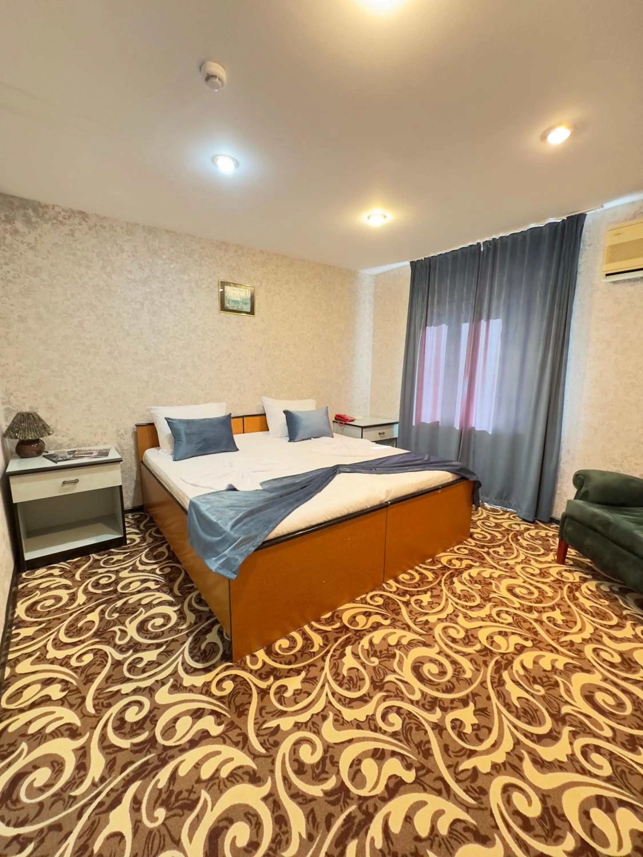 Photo of the whole room, Bed in RoseMary Inn