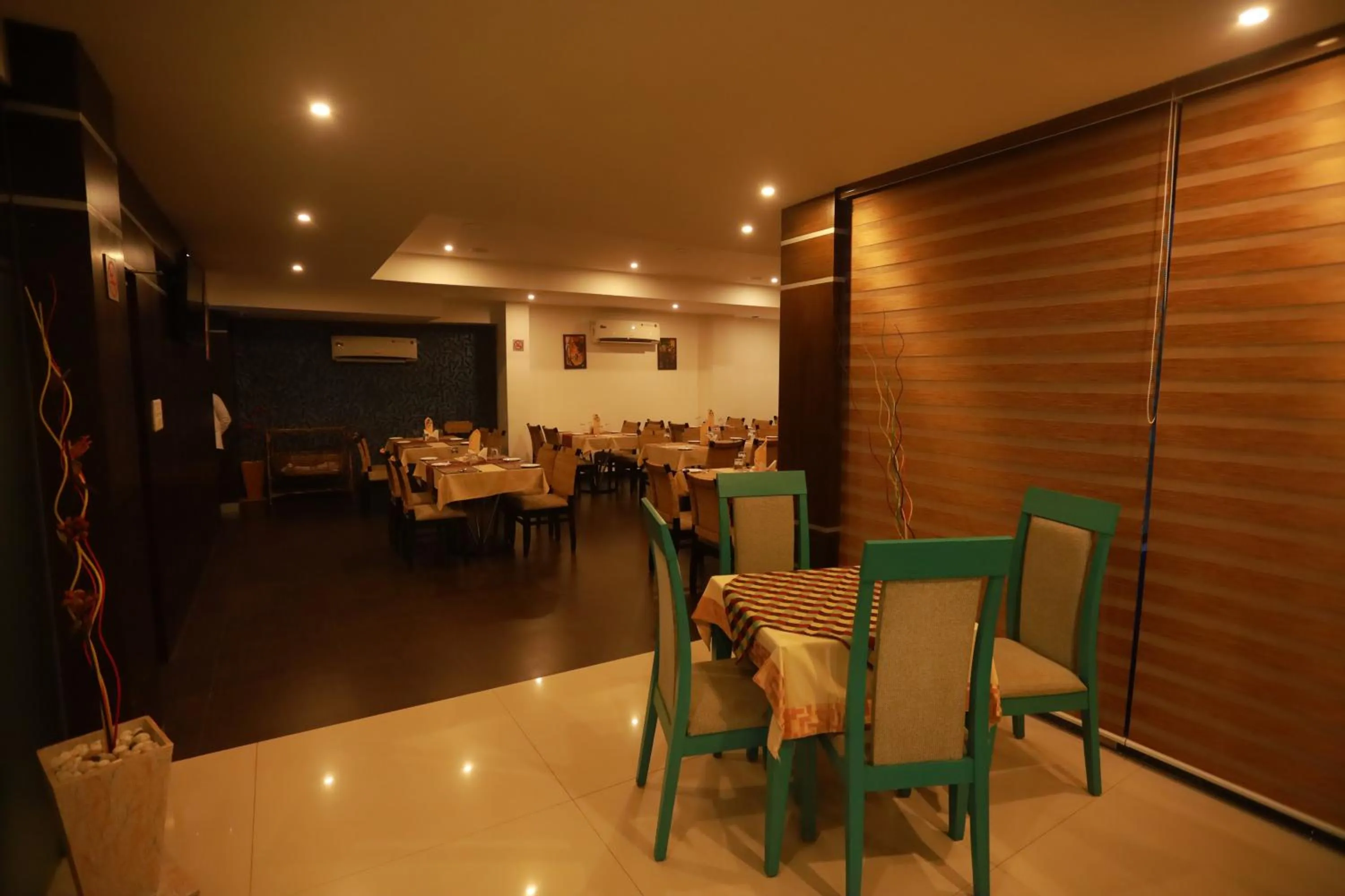 Restaurant/places to eat in Hotel Finch