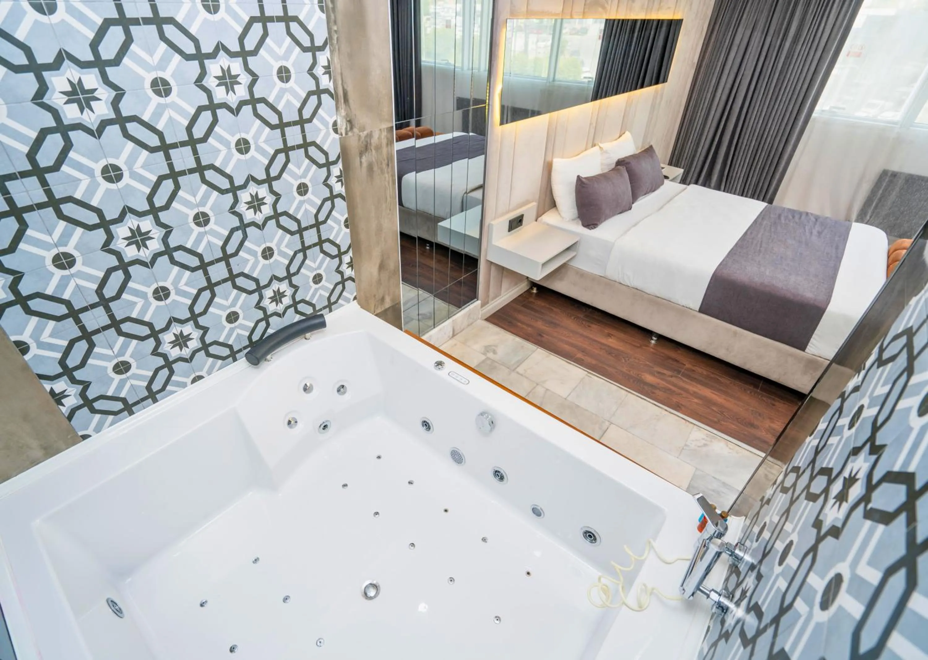 Hot Tub, Bed in 216 Station Suite Gebze