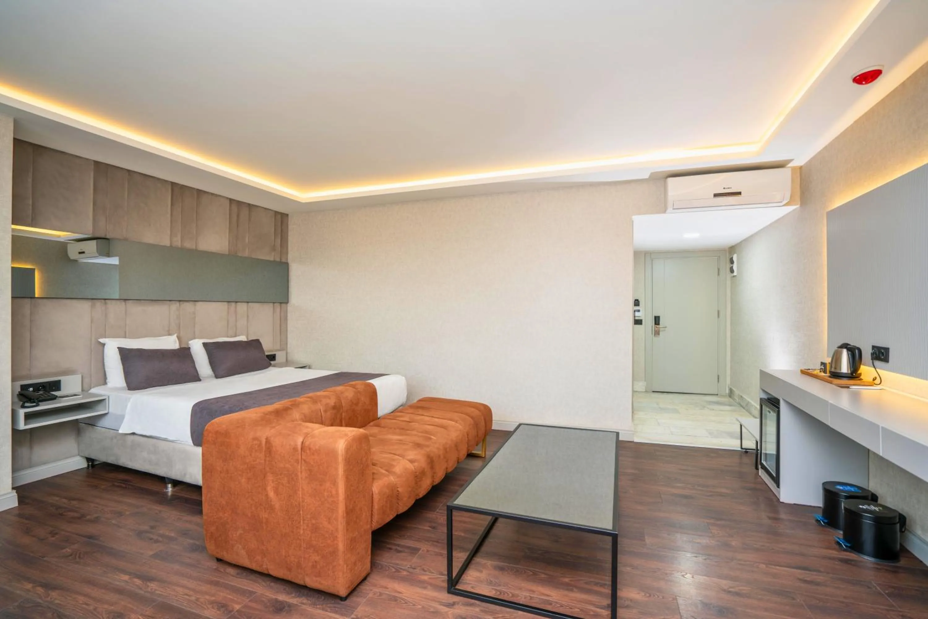 Photo of the whole room, Bed in 216 Station Suite Gebze