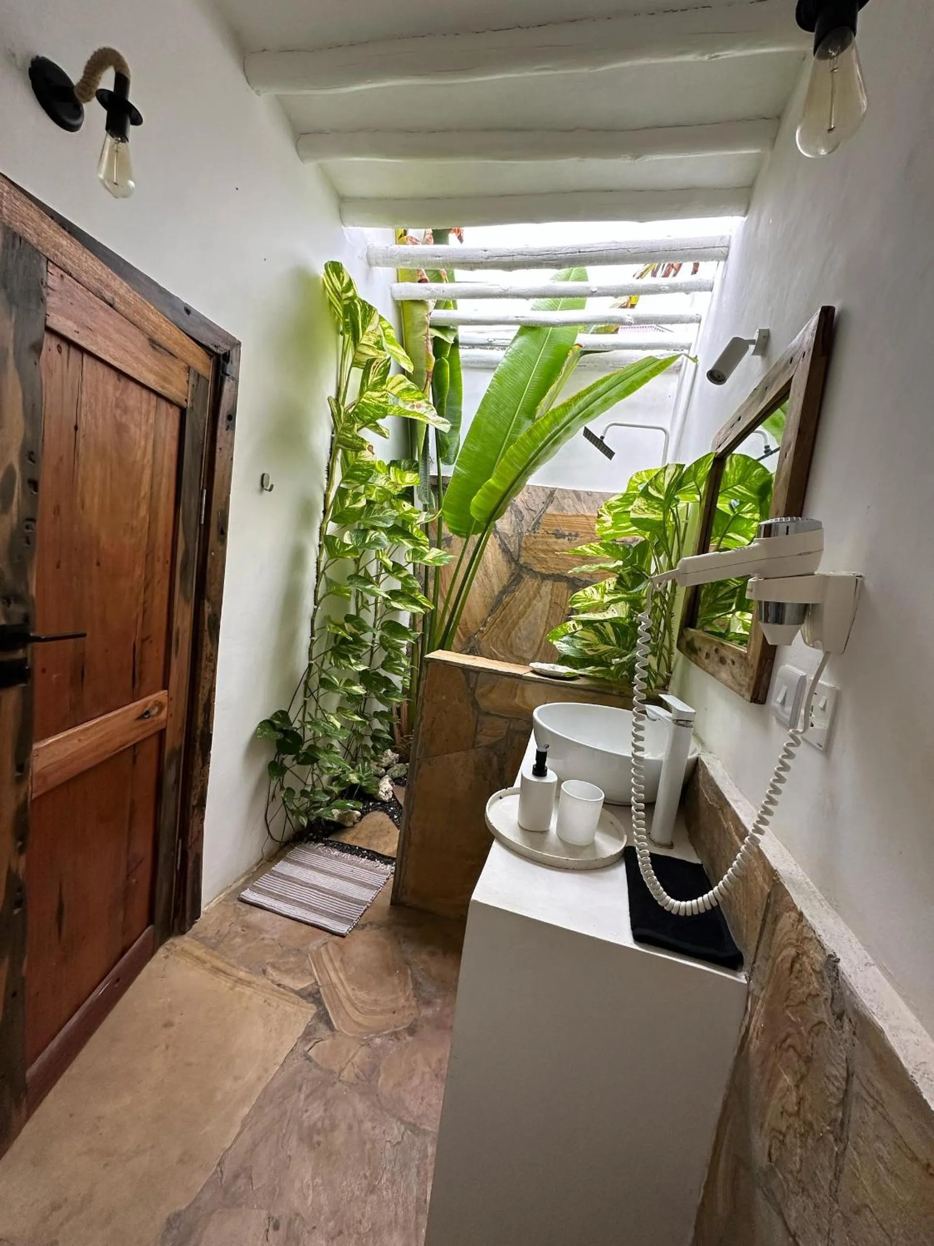 Shower in Cactus lodge Zanzibar