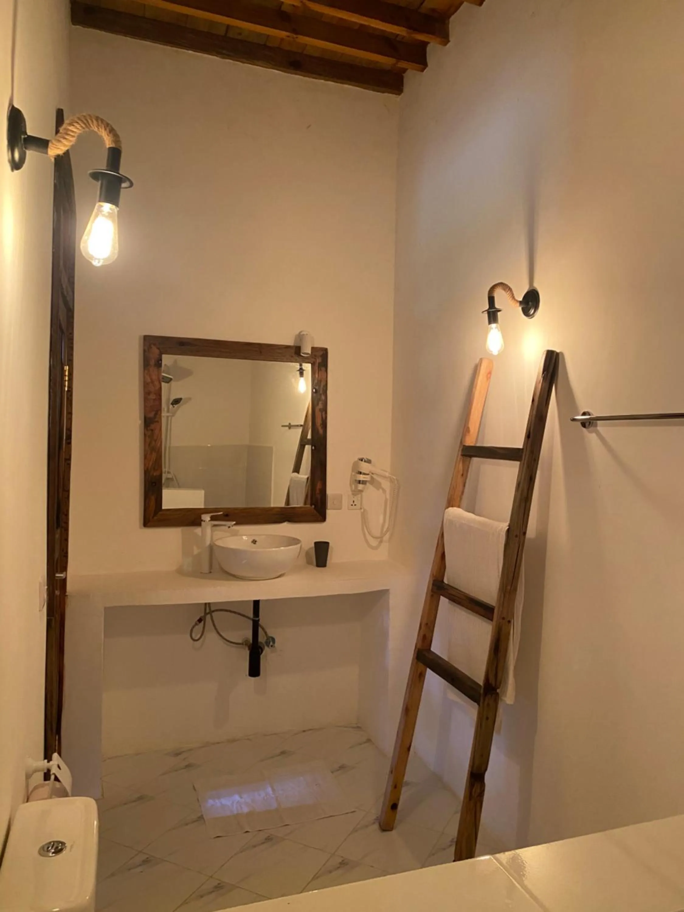 Bathroom in Cactus lodge Zanzibar