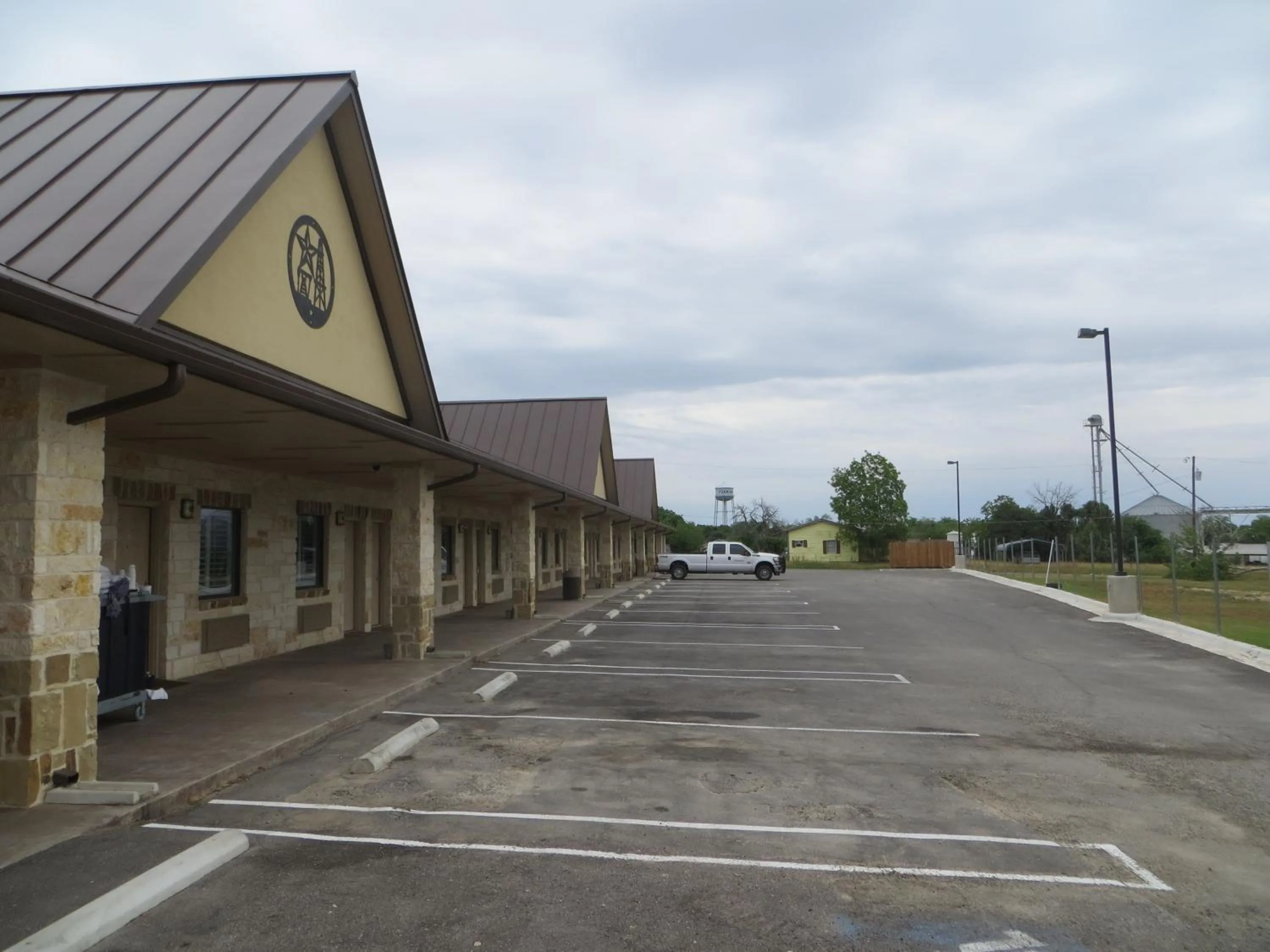 Facade/entrance in Black Gold Inn
