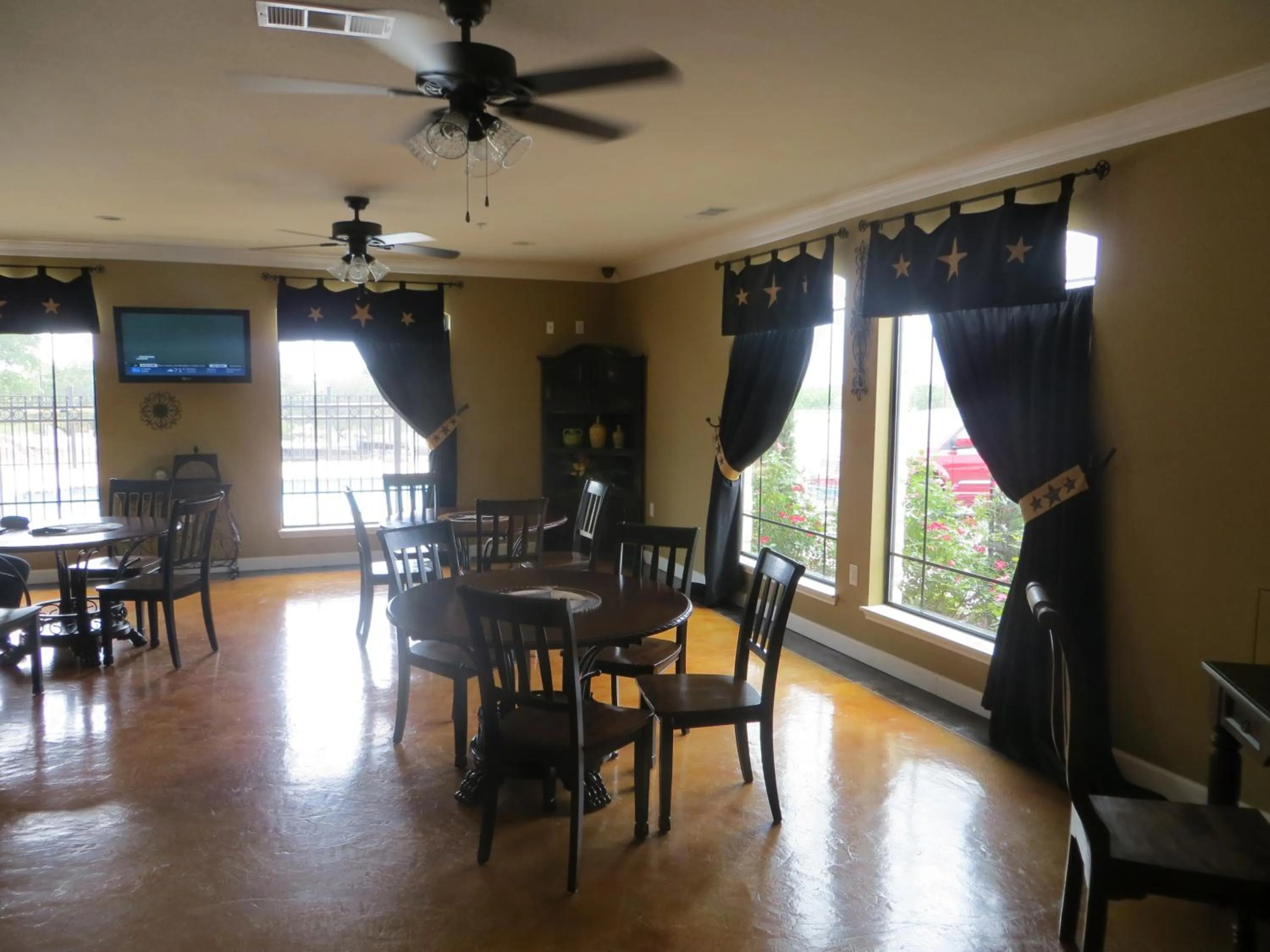 Communal lounge/ TV room in Black Gold Inn