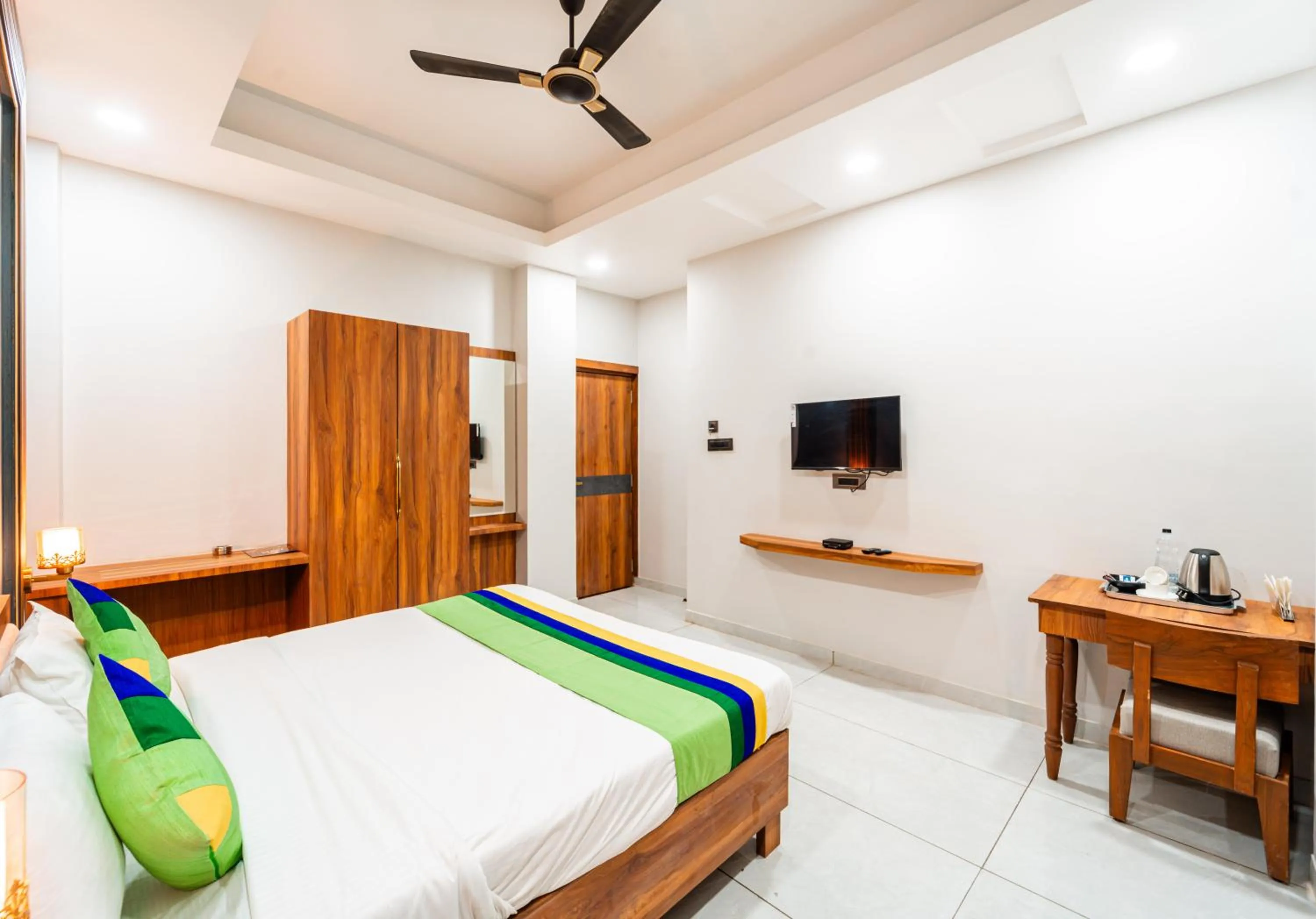 Toilet, Bed in Treebo Lake City