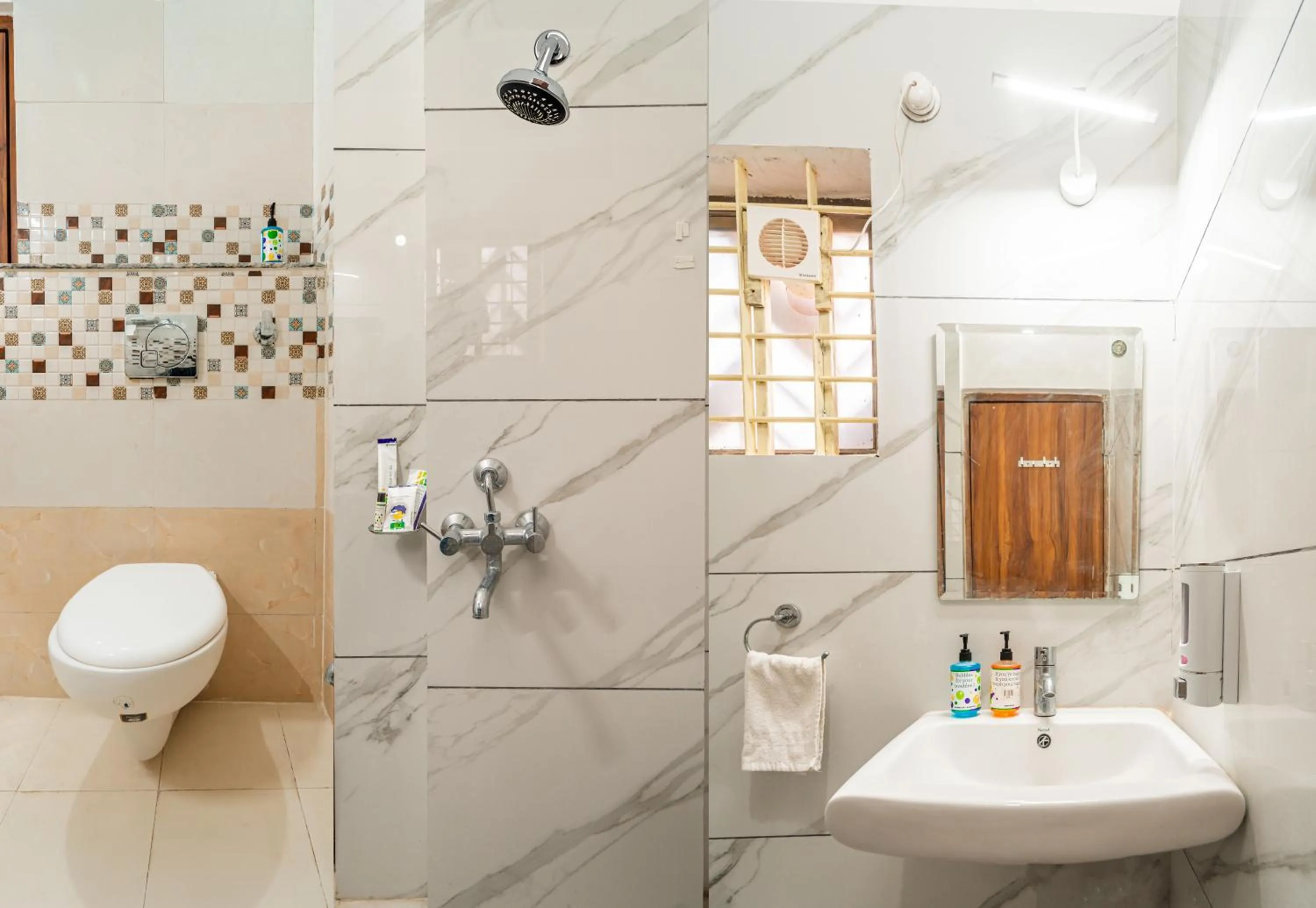 Toilet in Treebo Lake City