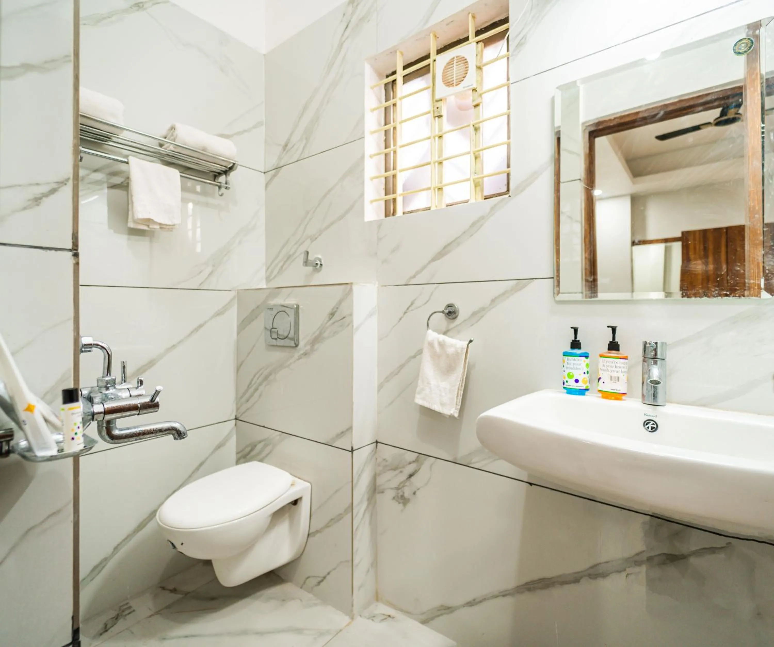 Toilet in Treebo Lake City