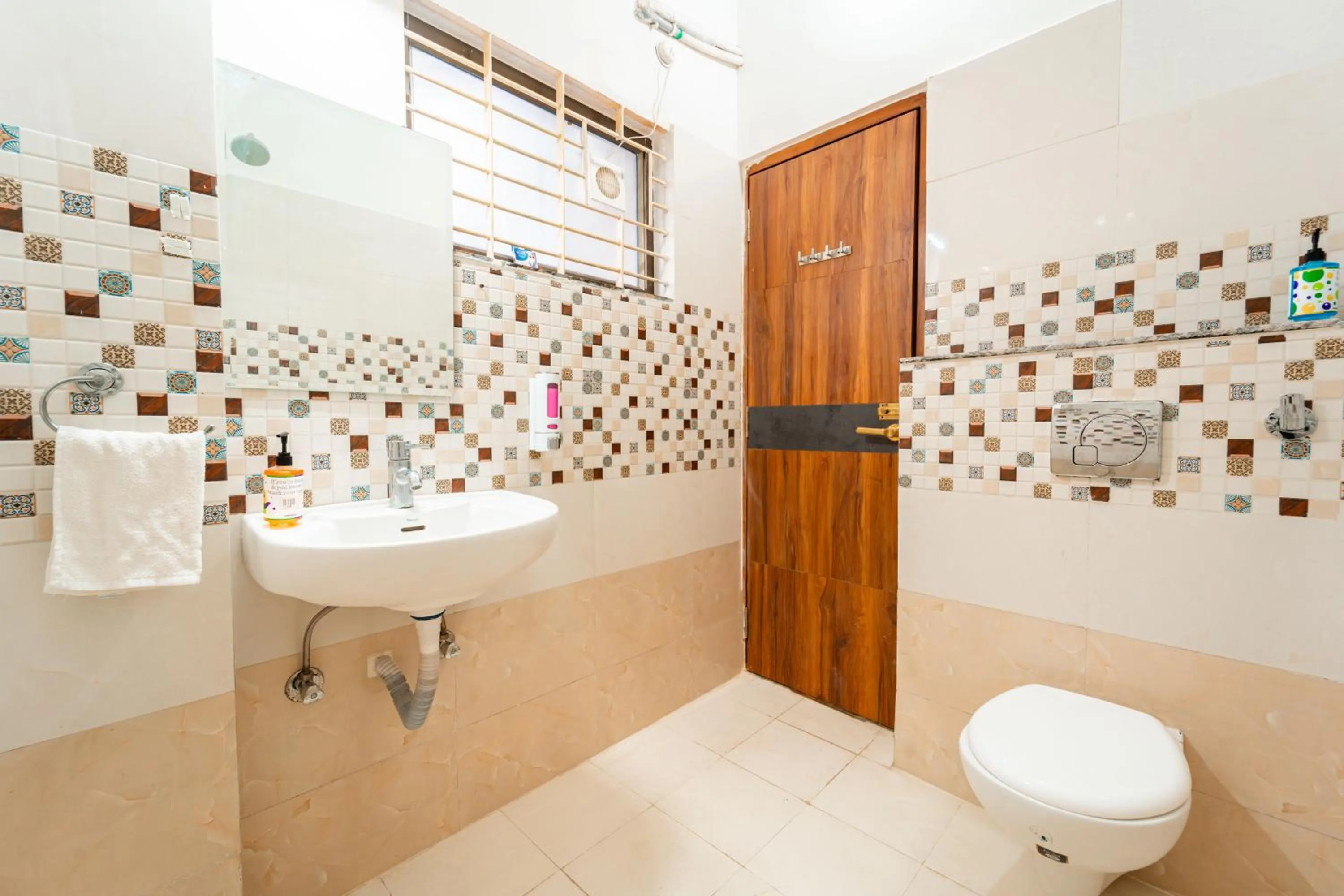 Toilet in Treebo Lake City