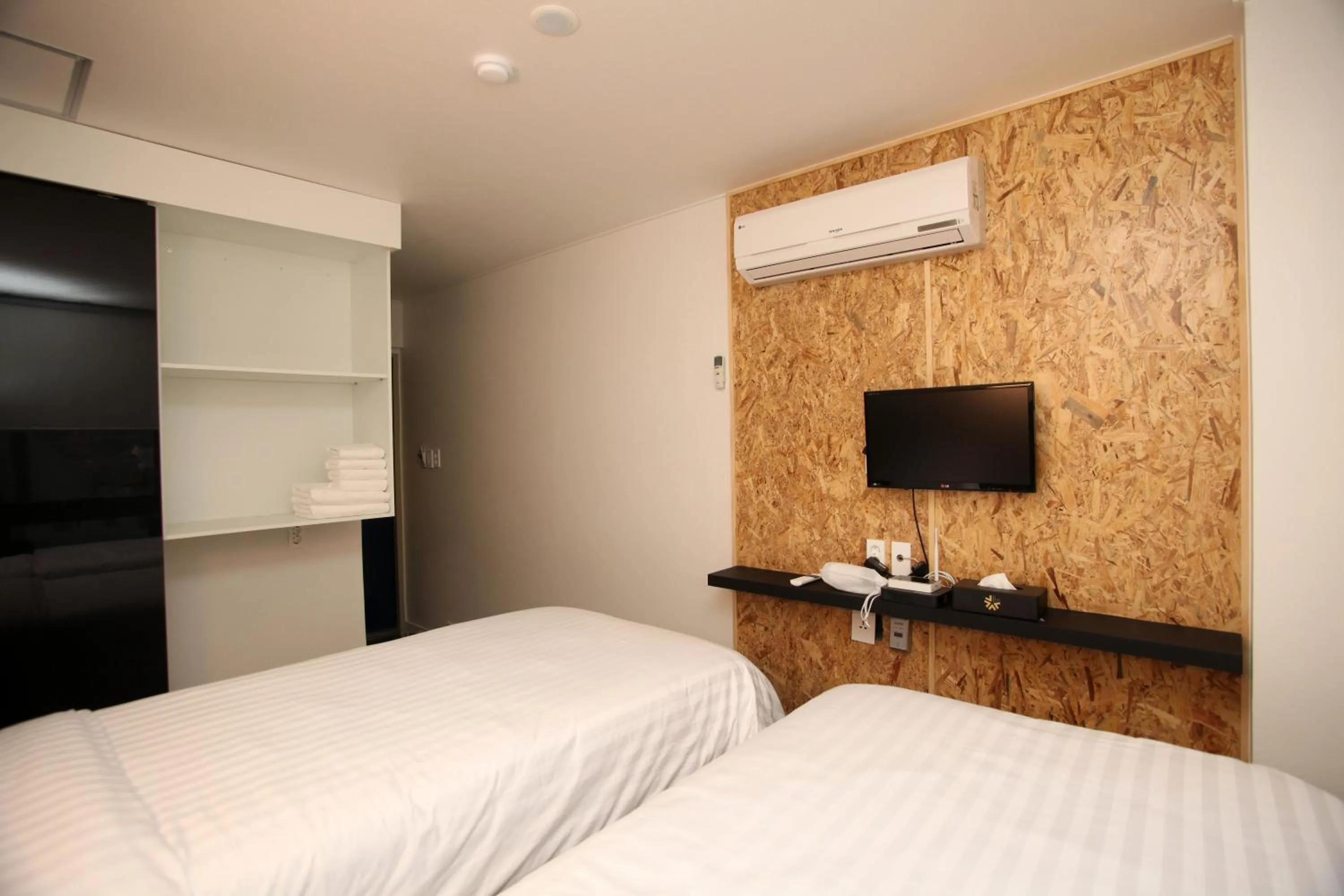 Photo of the whole room, Bed in KSTAR METRO Hotel